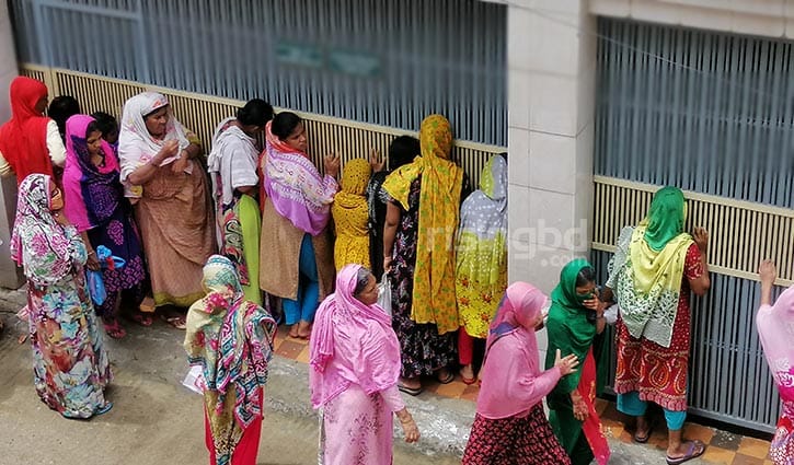 কয়েক টুকরো মাংসের খোঁজে... কয়েক টুকরো মাংসের খোঁজে...