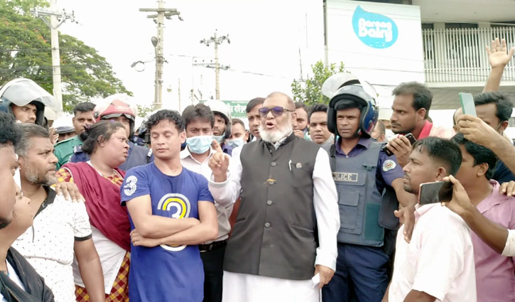 বেতন-ঈদ বোনাস না পেয়ে সড়কে ৫ম দিন, আশ্বাস মন্ত্রীর