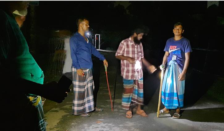 গরু রক্ষায় দল বেঁধে পাহারা