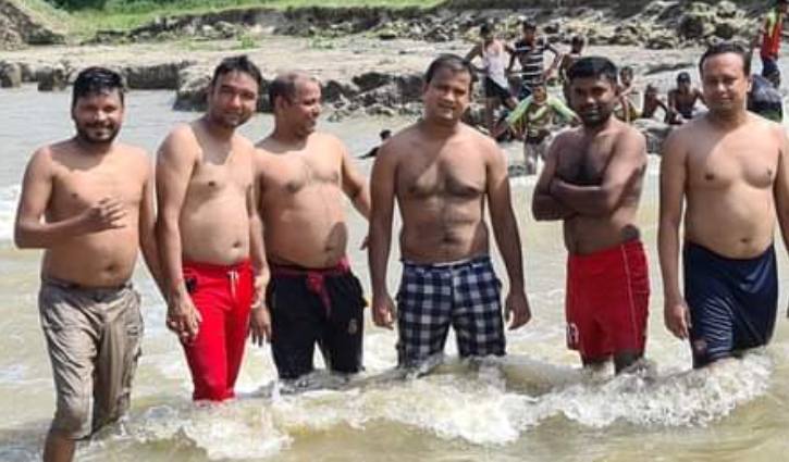 ঢেউয়ের সঙ্গে মিতালী তাদের ঢেউয়ের সঙ্গে মিতালী তাদের