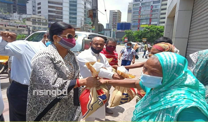 কর্মহীনদের অর্থ ও খাদ্যসামগ্রী দিচ্ছে এরশাদ ট্রাস্ট কর্মহীনদের অর্থ ও খাদ্যসামগ্রী দিচ্ছে এরশাদ ট্রাস্ট