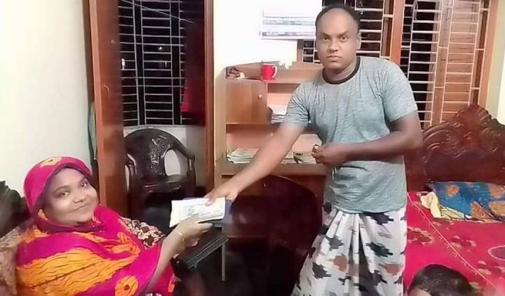 দৃষ্টান্ত স্থাপন করলেন ট্রাফিক পুলিশের সহকারী সার্জেন্ট দৃষ্টান্ত স্থাপন করলেন ট্রাফিক পুলিশের সহকারী সার্জেন্ট