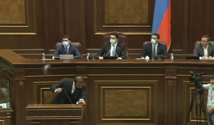 আর্মেনিয়ার পার্লামেন্টে এমপিদের ধস্তাধস্তি