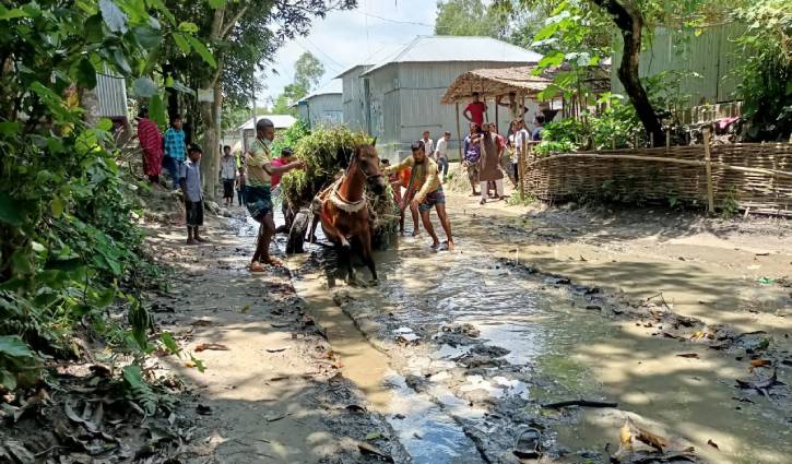 একটু বৃষ্টিতে দুর্ভোগে দুই গ্রামের হাজারো মানুষ একটু বৃষ্টিতে দুর্ভোগে দুই গ্রামের হাজারো মানুষ