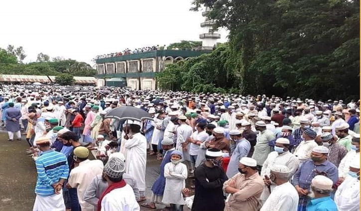 মসজিদ প্রাঙ্গণে শায়িত রজভী, জানাযায় মুসল্লির ঢল মসজিদ প্রাঙ্গণে শায়িত রজভী, জানাযায় মুসল্লির ঢল