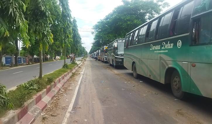 লকডাউন শুরু হলেও দৌলতদিয়া ফেরিঘাটে যানবাহনের দীর্ঘ সারি লকডাউন শুরু হলেও দৌলতদিয়া ফেরিঘাটে যানবাহনের দীর্ঘ সারি