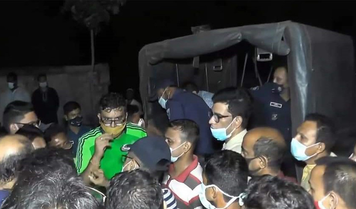 পুলিশকে মারধর, সেই ব্যবসায়ীর ছেলে গ্রেপ্তার পুলিশকে মারধর, সেই ব্যবসায়ীর ছেলে গ্রেপ্তার