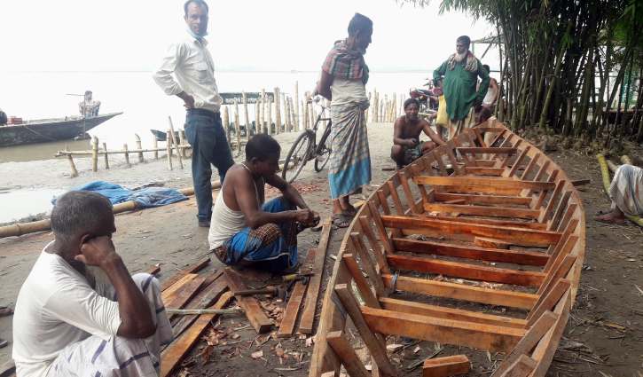 তিস্তা পাড়ের নৌ-কারিগরদের সুদিন