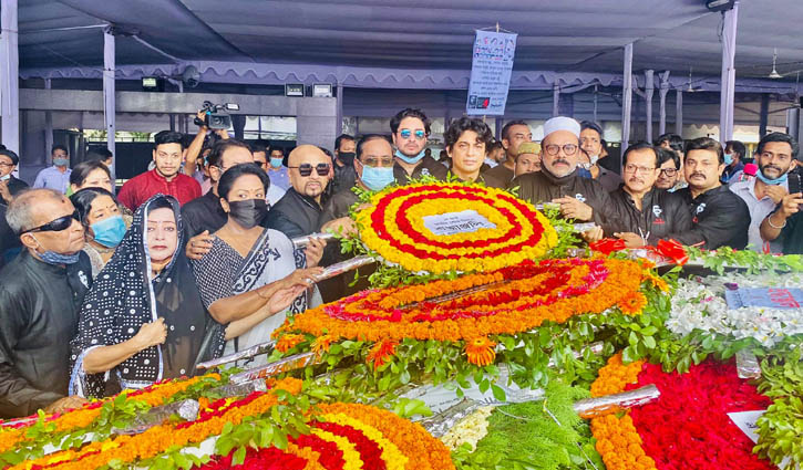 ধানমন্ডি ৩২-এ বঙ্গবন্ধুর প্রতিকৃতিতে শিল্পীদের শ্রদ্ধা