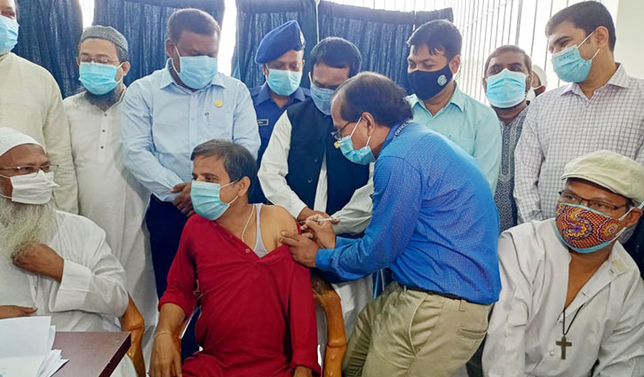 টাঙ্গাইলে বিভিন্ন ধর্মের শীর্ষস্থানীয় ৩০ জনকে টিকা প্রদান