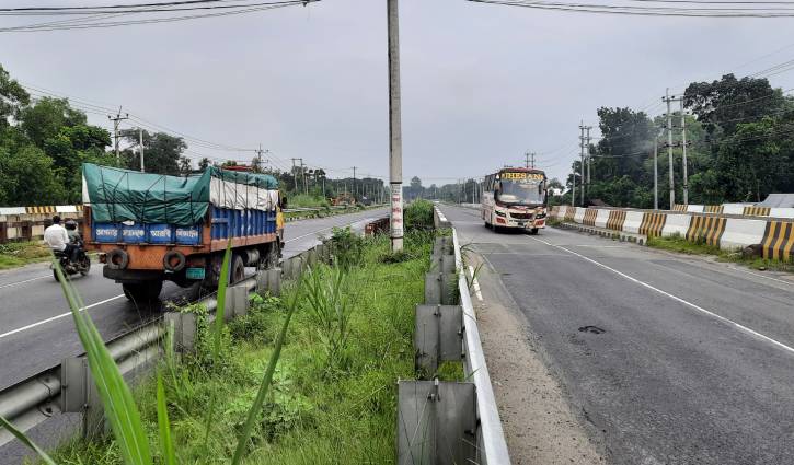 ঢাকা-টাঙ্গাইল-বঙ্গবন্ধু সেতু মহাসড়কে গণপরিবহন চলছে