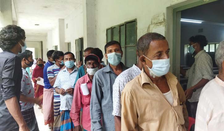 রাজবাড়ীতে চলছে গণটিকা কার্যক্রম, মানা হচ্ছে না স্বাস্থ্যবিধি