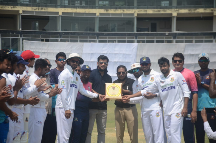 রাজ্জাককে আবেগঘন বিদায় সম্মাননা খুলনার খেলোয়াড়দের রাজ্জাককে আবেগঘন বিদায় সম্মাননা খুলনার খেলোয়াড়দের