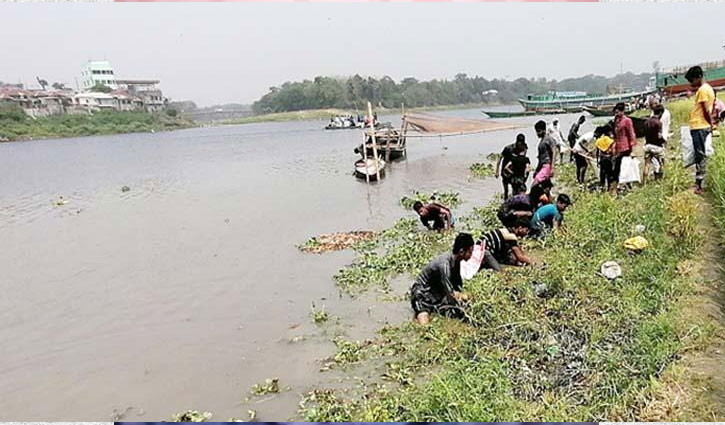 শীতলক্ষ্যায় ভেসে উঠছে মাছ, দূষণ বন্ধে নেই উদ্যোগ শীতলক্ষ্যায় ভেসে উঠছে মাছ, দূষণ বন্ধে নেই উদ্যোগ