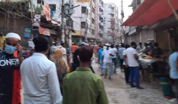 অলিগলিতে জনস্রোত, মোড়ে-মোড়ে দোকান অলিগলিতে জনস্রোত, মোড়ে-মোড়ে দোকান