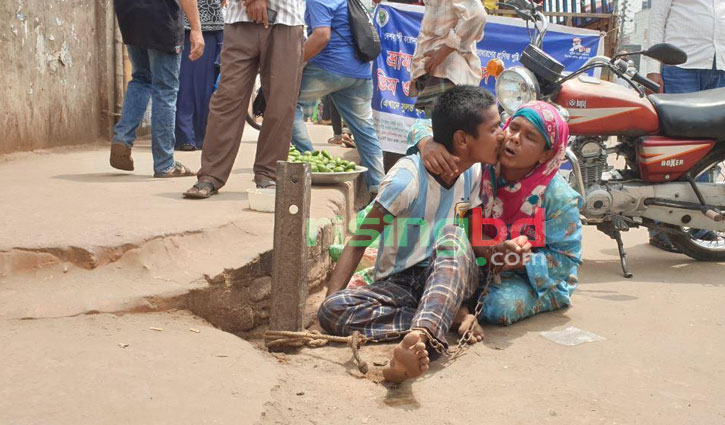 ছেলের ‘প্রতিবন্ধী কার্ড’ না পেয়ে ভিক্ষা করছেন মা 