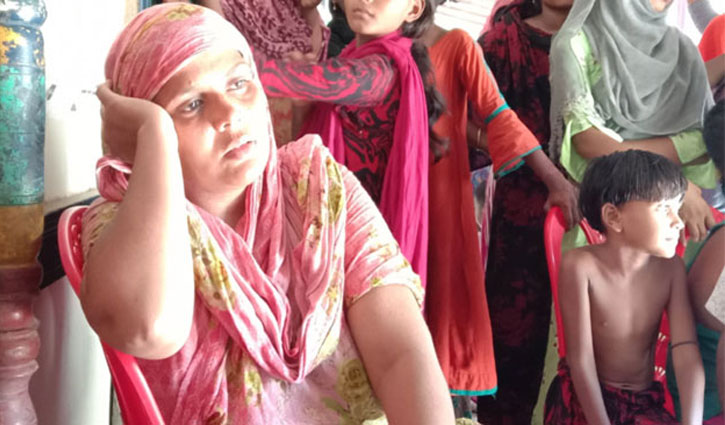 বিয়ের দাবিতে পাঁচ সন্তানের মায়ের অনশন বিয়ের দাবিতে পাঁচ সন্তানের মায়ের অনশন