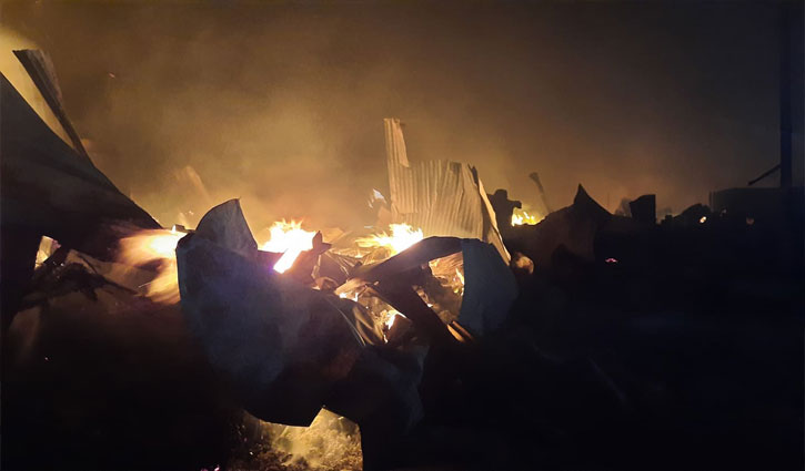 রোহিঙ্গা ক্যাম্পে ভয়াবহ অগ্নিকাণ্ডে নিহত ৭, আহত প্রায় ২ হাজার রোহিঙ্গা ক্যাম্পে ভয়াবহ অগ্নিকাণ্ডে নিহত ৭, আহত প্রায় ২ হাজার
