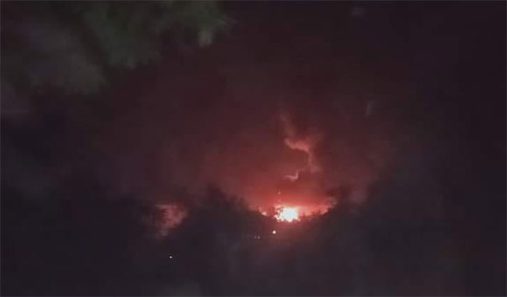 বাহুবলে তেল রিফাইনারি প্লান্টে আগুন বাহুবলে তেল রিফাইনারি প্লান্টে আগুন