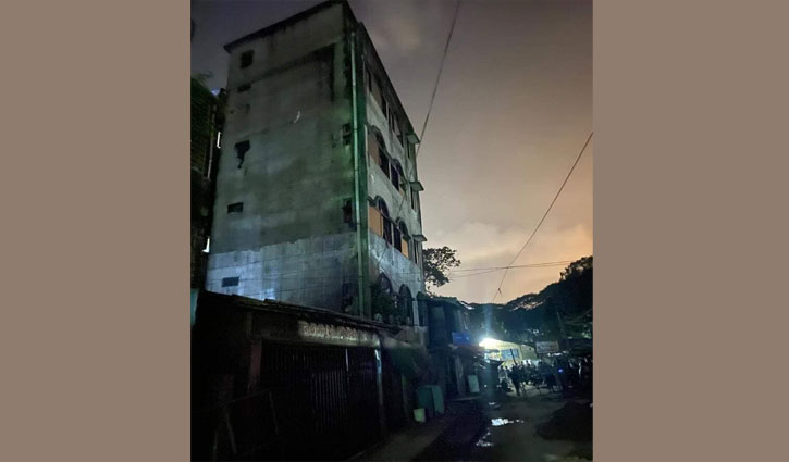 চট্টগ্রামে পাঁচতলা ভবন হেলে পড়েছে চট্টগ্রামে পাঁচতলা ভবন হেলে পড়েছে
