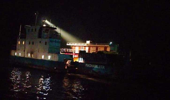 পাটুরিয়ায় সব ফেরি চালুর পর আগের নিয়ম বহাল পাটুরিয়ায় সব ফেরি চালুর পর আগের নিয়ম বহাল