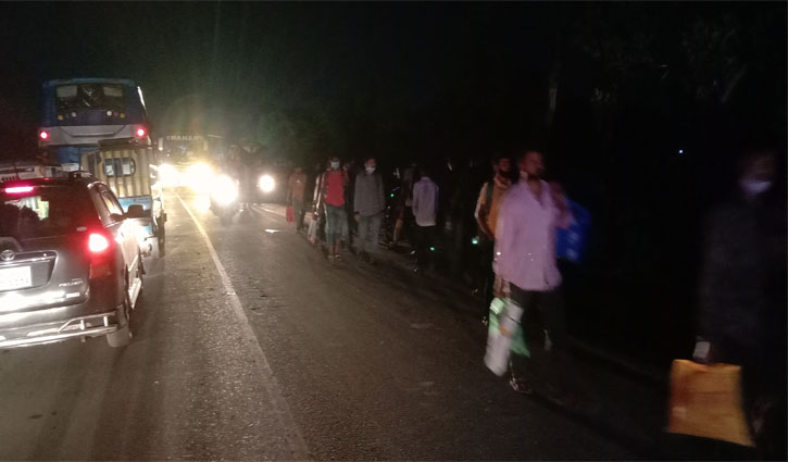 রাতেও ঘাটমুখী মানুষের ঢল রাতেও ঘাটমুখী মানুষের ঢল
