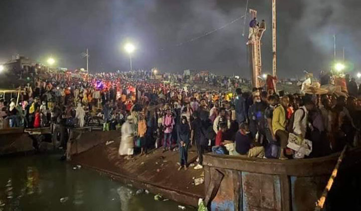 মধ্যরাতেও শিমুলিয়া ঘাটে বাড়ি ফেরা হাজারো মানুষের চাপ মধ্যরাতেও শিমুলিয়া ঘাটে বাড়ি ফেরা হাজারো মানুষের চাপ