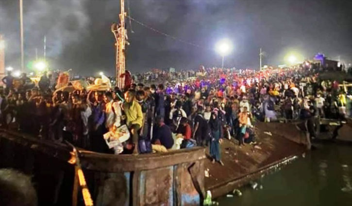 মাঝরাতেও শিমুলিয়া ঘাট দিয়ে ঢাকায় ফিরছেন হাজারো কর্মজীবী মানুষ মাঝরাতেও শিমুলিয়া ঘাট দিয়ে ঢাকায় ফিরছেন হাজারো কর্মজীবী মানুষ