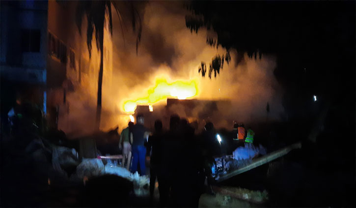 গ্যাস সিলিন্ডারের দোকানে বিস্ফোরণে ভয়াবহ অগ্নিকাণ্ড গ্যাস সিলিন্ডারের দোকানে বিস্ফোরণে ভয়াবহ অগ্নিকাণ্ড