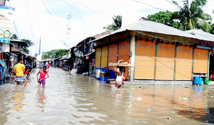 বন্যায় ভেসে গেলো সর্বস্ব, দিশেহারা মাছচাষিরা বন্যায় ভেসে গেলো সর্বস্ব, দিশেহারা মাছচাষিরা