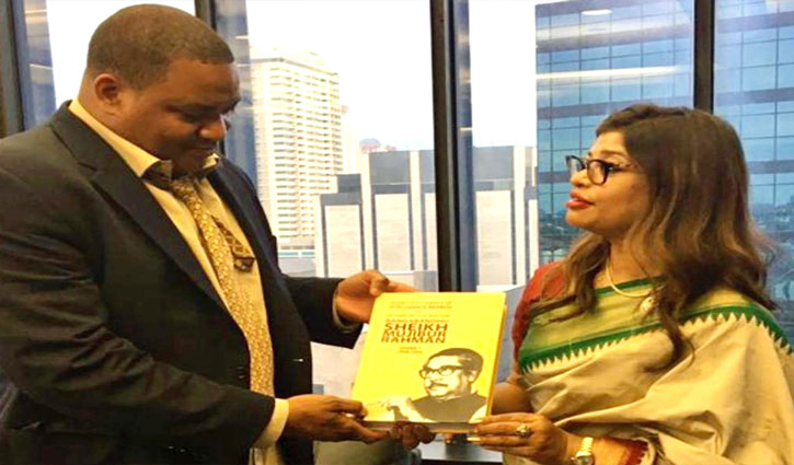 বঙ্গবন্ধুর ওপর গোয়েন্দা রিপোর্টের বই পেলেন আটলান্টিক সিটি মেয়র বঙ্গবন্ধুর ওপর গোয়েন্দা রিপোর্টের বই পেলেন আটলান্টিক সিটি মেয়র