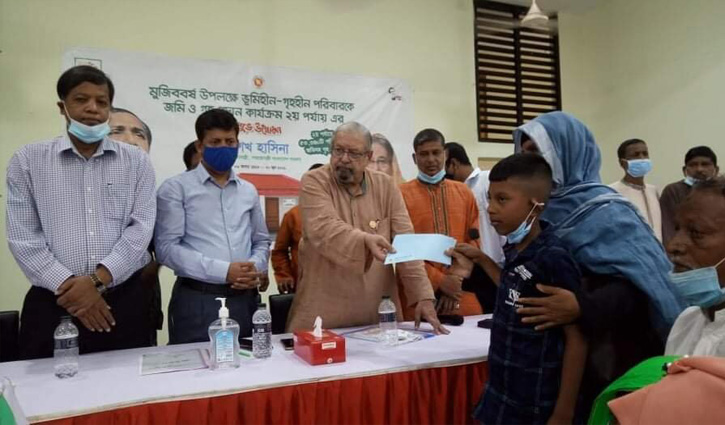প্রবাসী কর্মীর স্ত্রীর হাতে ২৫ লাখ টাকার চেক তুলে দিলেন প্রবাসী কল্যাণ মন্ত্রী প্রবাসী কর্মীর স্ত্রীর হাতে ২৫ লাখ টাকার চেক তুলে দিলেন প্রবাসী কল্যাণ মন্ত্রী