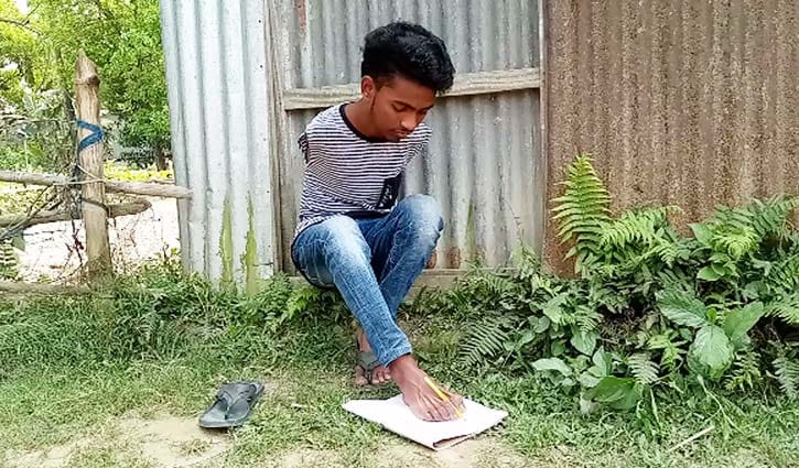 হাতহীন সঞ্জুর চাওয়া শুধু একটাই… হাতহীন সঞ্জুর চাওয়া শুধু একটাই…