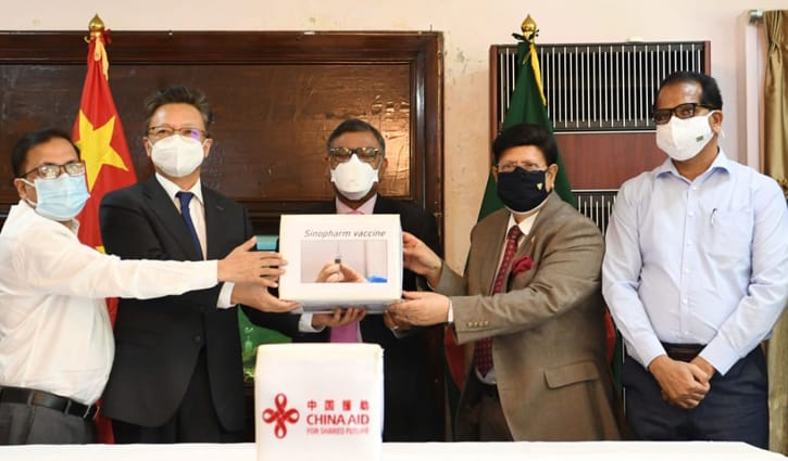 চীনের ৫ লাখ করোনার টিকা হস্তান্তর চীনের ৫ লাখ করোনার টিকা হস্তান্তর