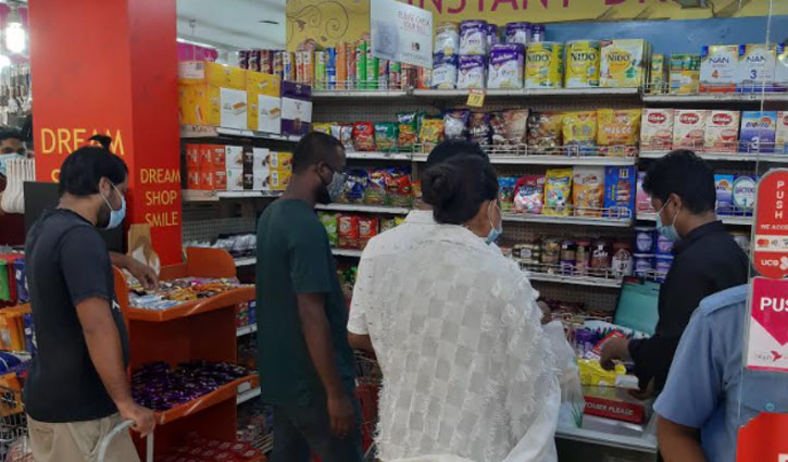 সুপার শপে ঝুঁকছেন ক্রেতারা সুপার শপে ঝুঁকছেন ক্রেতারা