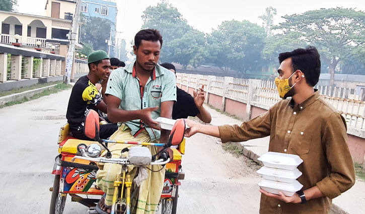 ‘প্রতিদিন ১০০ অসহায়কে ইফতার দিচ্ছি আমরা’