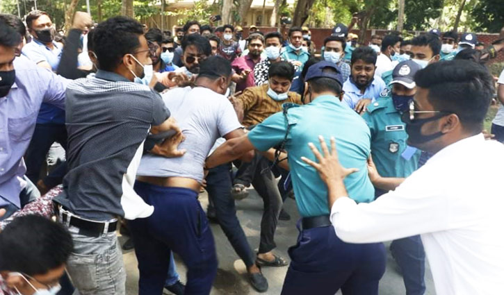 রাজশাহীতে ছাত্রলীগের দুই গ্রুপের মধ্যে সংঘর্ষ, আহত ৩ রাজশাহীতে ছাত্রলীগের দুই গ্রুপের মধ্যে সংঘর্ষ, আহত ৩