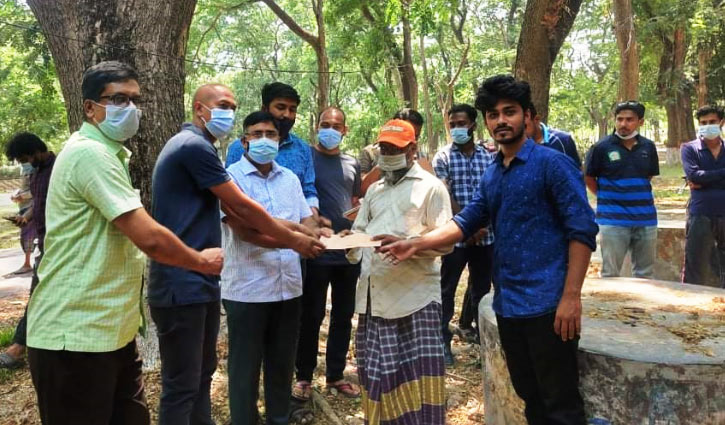 ‘ট্যাকা দি ওষুধ আর ছেলির ঈদির জামা কেনবো’ ‘ট্যাকা দি ওষুধ আর ছেলির ঈদির জামা কেনবো’