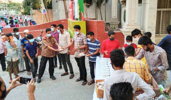 ২০০ অসহায়কে ইফতার ও মাস্ক দিয়েছেন ছাত্রলীগকর্মী আনজির ২০০ অসহায়কে ইফতার ও মাস্ক দিয়েছেন ছাত্রলীগকর্মী আনজির