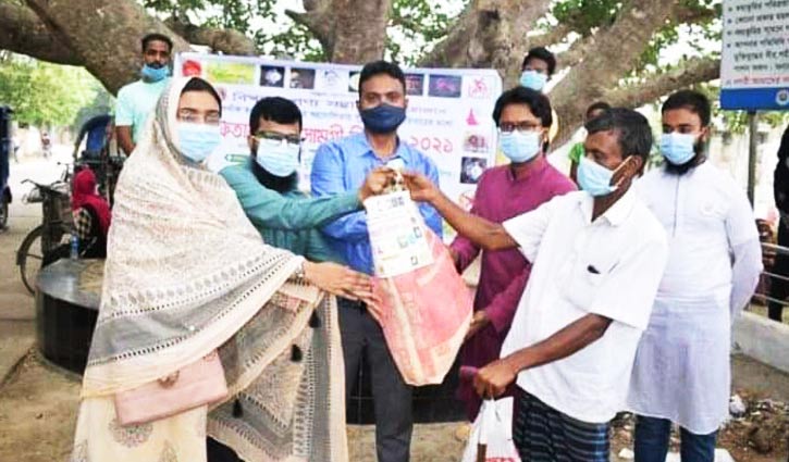 বরিশালে অসহায়দের জরুরি খাদ্য সহায়তা দিলো তরুণরা বরিশালে অসহায়দের জরুরি খাদ্য সহায়তা দিলো তরুণরা