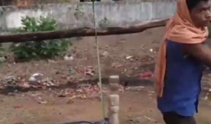 মেয়ের লাশ কাঁধে নিয়ে ৩৫ কিলোমিটার পথ পাড়ি মেয়ের লাশ কাঁধে নিয়ে ৩৫ কিলোমিটার পথ পাড়ি