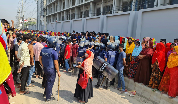 ছুটি বাড়ানোর দাবিতে পোশাক শ্রমিকদের বিক্ষোভ ছুটি বাড়ানোর দাবিতে পোশাক শ্রমিকদের বিক্ষোভ