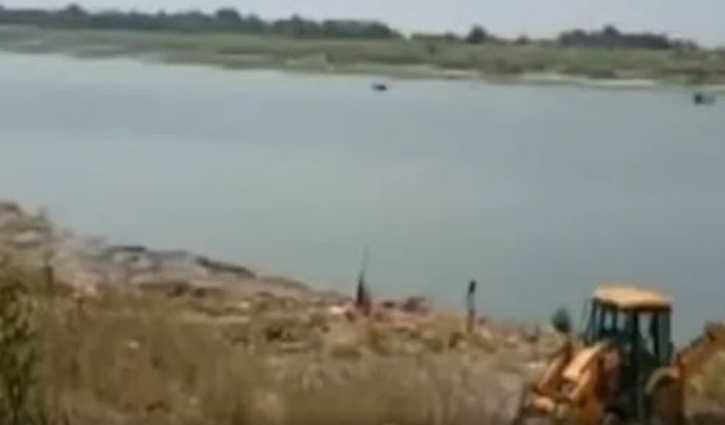 উত্তরপ্রদেশেও গঙ্গায় ভাসছে লাশ উত্তরপ্রদেশেও গঙ্গায় ভাসছে লাশ