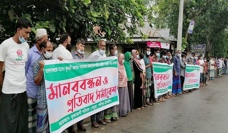 তালাকপ্রাপ্ত স্ত্রীর ‘হয়রানি’ থেকে মুক্তি পেতে স্বামীর মানববন্ধন