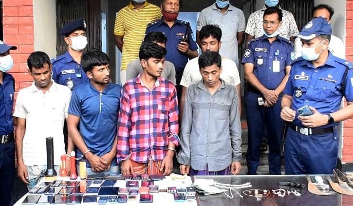 মানিকগঞ্জে ডাকাত দলের ৬ সদস্য গ্রেপ্তার মানিকগঞ্জে ডাকাত দলের ৬ সদস্য গ্রেপ্তার