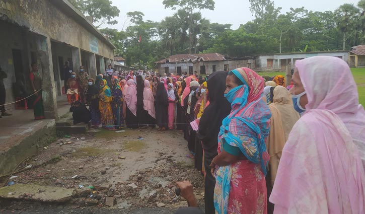 লক্ষ্মীপুর-২ উপনির্বাচনসহ প্রথম ধাপের ২০৪ ইউপিতে ভোটগ্রহণ চলছে লক্ষ্মীপুর-২ উপনির্বাচনসহ প্রথম ধাপের ২০৪ ইউপিতে ভোটগ্রহণ চলছে