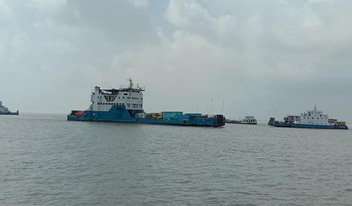 পাটুরিয়া-দৌলতদিয়া নৌরুটে চলছে ১২ ফেরি পাটুরিয়া-দৌলতদিয়া নৌরুটে চলছে ১২ ফেরি