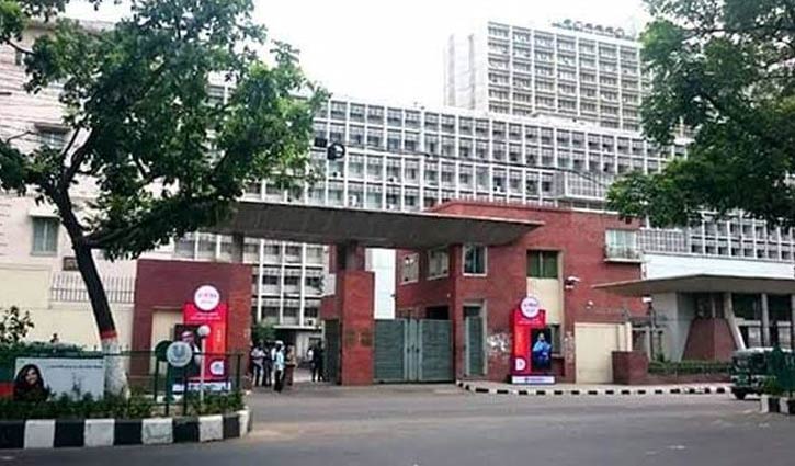 লকডাউনের চতুর্থ দিন: সচিবালয়ে অফিস করছেন কর্মকর্তারা