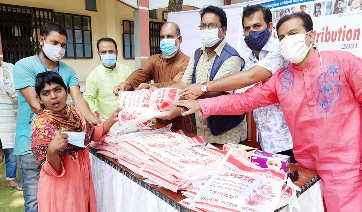 ঈদে নতুন জামা পেলো শিশু সামির ঈদে নতুন জামা পেলো শিশু সামির