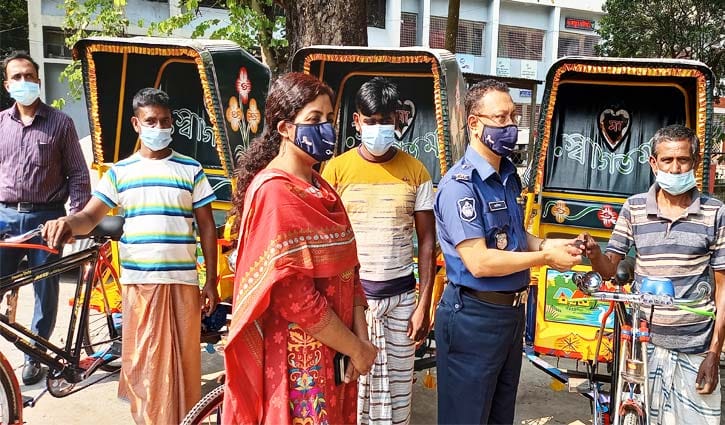 ঈদ উপহার হিসেবে অটোরিকশা দিলেন পুলিশ সুপার ঈদ উপহার হিসেবে অটোরিকশা দিলেন পুলিশ সুপার